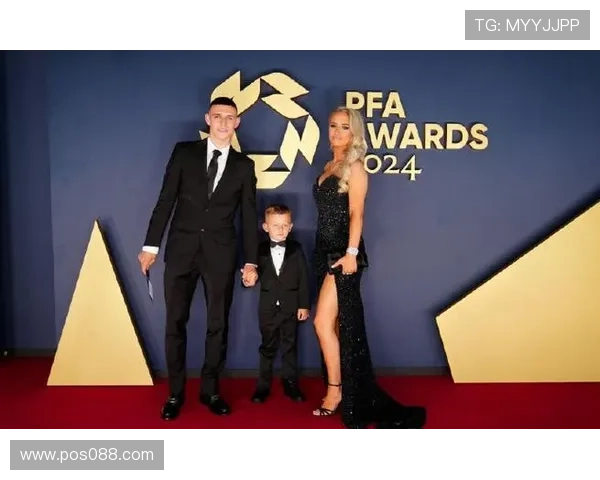 帕尔默荣获PFA年度最佳球员奖杯照片曝光引发热议